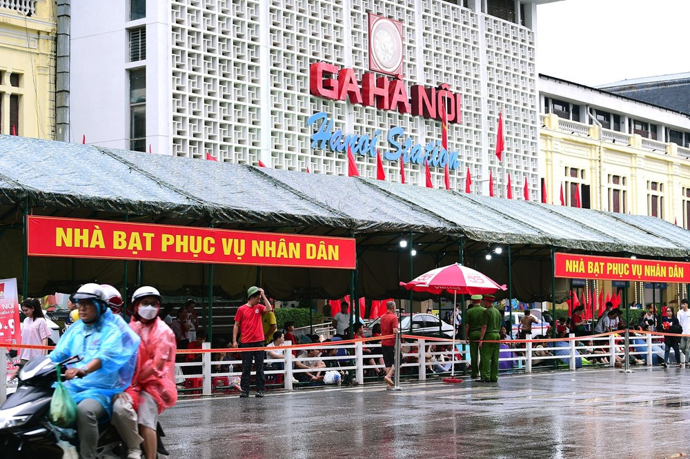 Vị trí đặt 10 nhà bạt để người dân có thể xem diễu binh hạn chế mưa nắng - ảnh 1