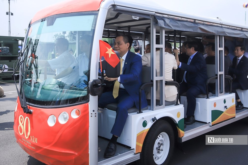 Ông Phạm Nhật Vượng trực tiếp lái xe tại sự kiện quan trọng - ảnh 1