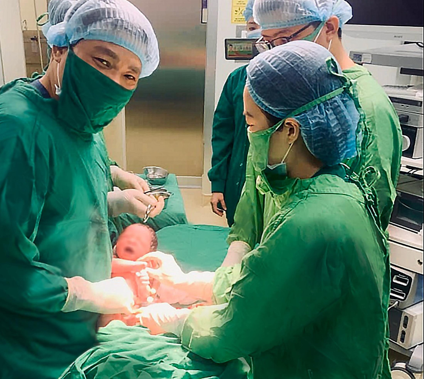 Bé sơ sinh chào đời khỏe mạnh từ phôi thai đông lạnh san-phu-268.jpg