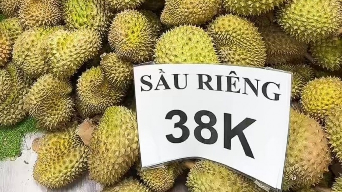 Giá sầu riêng rẻ hơn cốc trà sữa, người dân Hà Nội ăn 'vua trái cây' thả ga