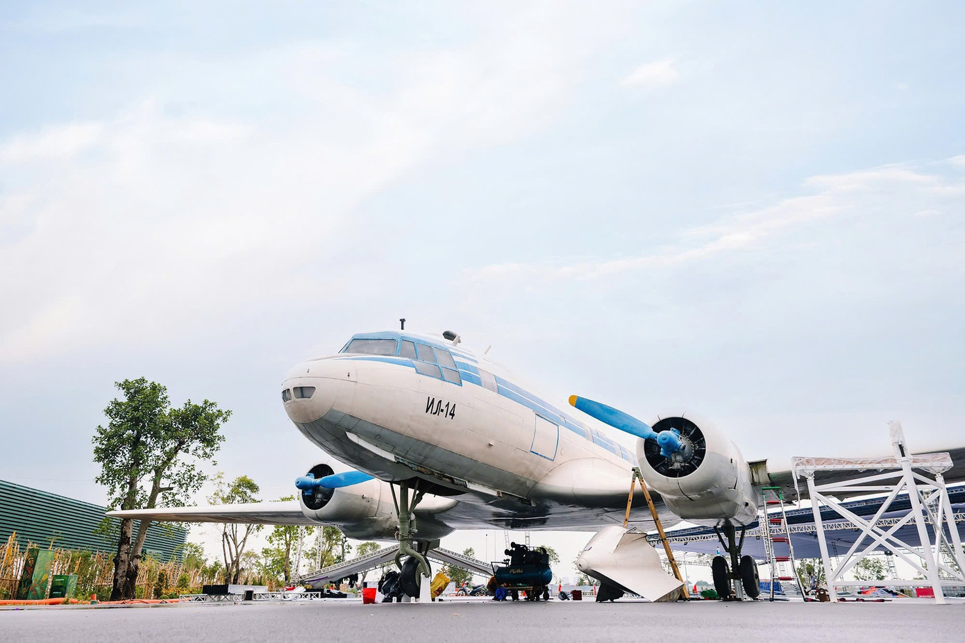 Chiếc máy bay IL-14 số hiệu VN-C482 - từng là chuyên cơ chở Bác Hồ, được Cục Hàng không Việt Nam vận chuyển tới Trung tâm Triển lãm Việt Nam để triển lãm nhân kỷ niệm 80 năm Quốc khánh. Ảnh: PV. tienphong-278trienlam12.jpg