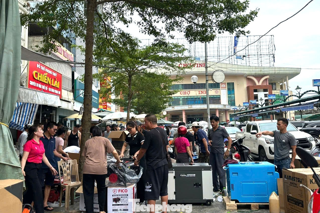Các cửa hàng dọc đường Cao Thắng, trước chợ Vinh cũng có rất đông người đi mua máy phát điện. tp-14-3847.jpg