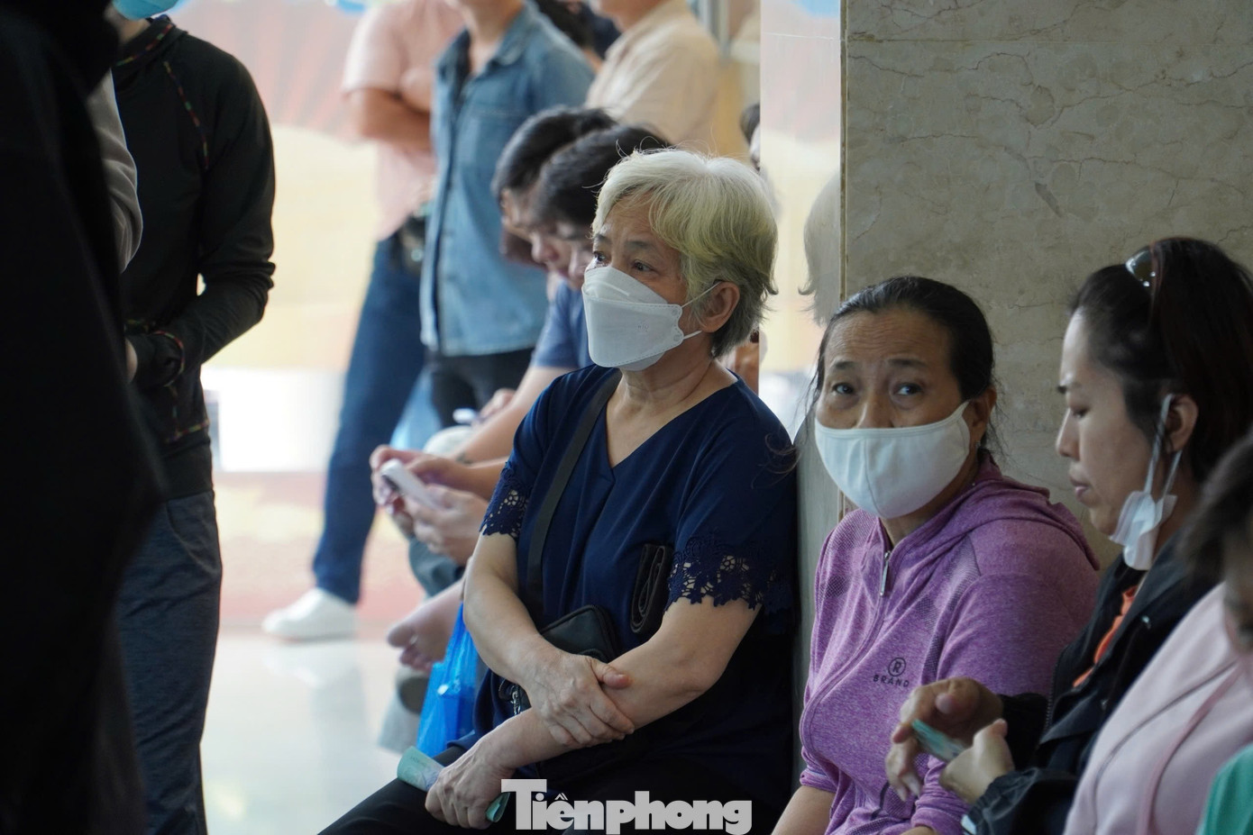Ai cũng cầm sẵn lượng tiền lớn trên tay để chờ gọi tên mua vàng. Tại SJC, khách được mua tối đa 1 lượng vàng miếng, hoặc 1 chỉ vàng nhẫn. Công ty cho biết sẽ bán vàng cho khách tùy thuộc vào lượng vàng thu mua được và số vàng sẵn có. tp-mua-vang-uyen-phuong-11.jpg