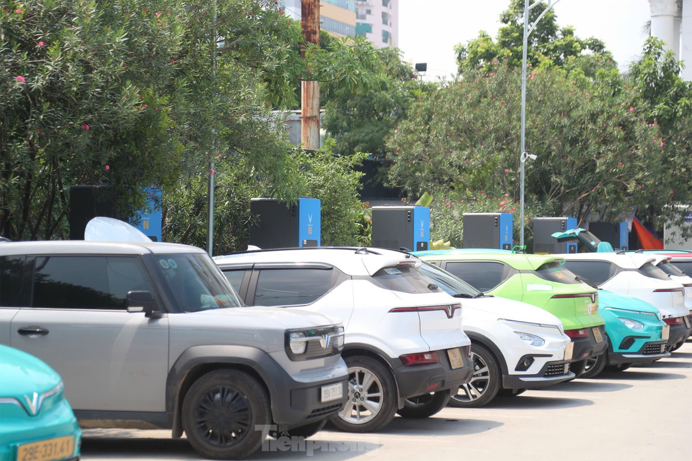 Việt Nam đang tích cực triển khai lộ trình chuyển dịch năng lượng, khuyến khích sử dụng xe điện, phát triển giao thông công cộng xanh. Ảnh: Lộc Liên. tram-sac-xe-dien-3.jpg
