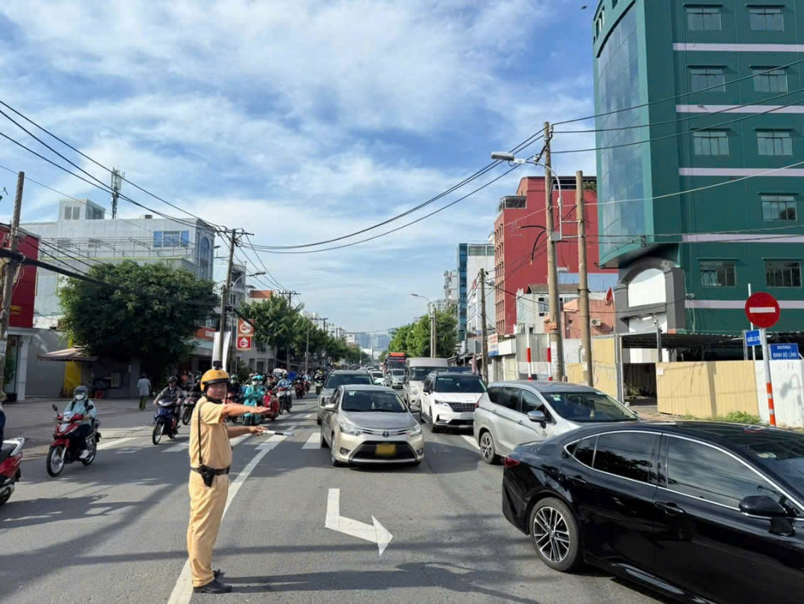 CSGT TPHCM phân luồng giao thông z6953658249036-d16200f7355eb8a4ab19e6f2de5860a5.jpg