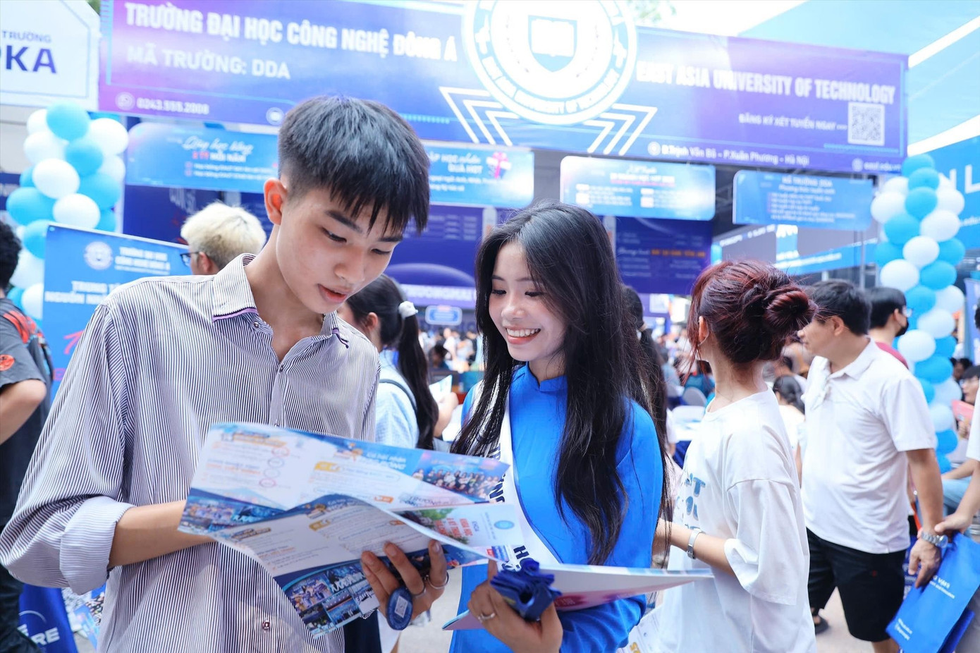 Thí sinh tìm hiểu thông tin đăng kí nguyện vọng xét tuyển ÐH năm 2025. Ảnh: Nam Trần 0828-anh-bai-tuyen-sinh.jpg