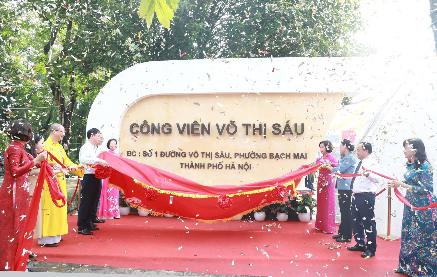 Các đại biểu thực hiện nghi thức gắn biển tên Công viên Võ Thị Sáu. vts.jpg