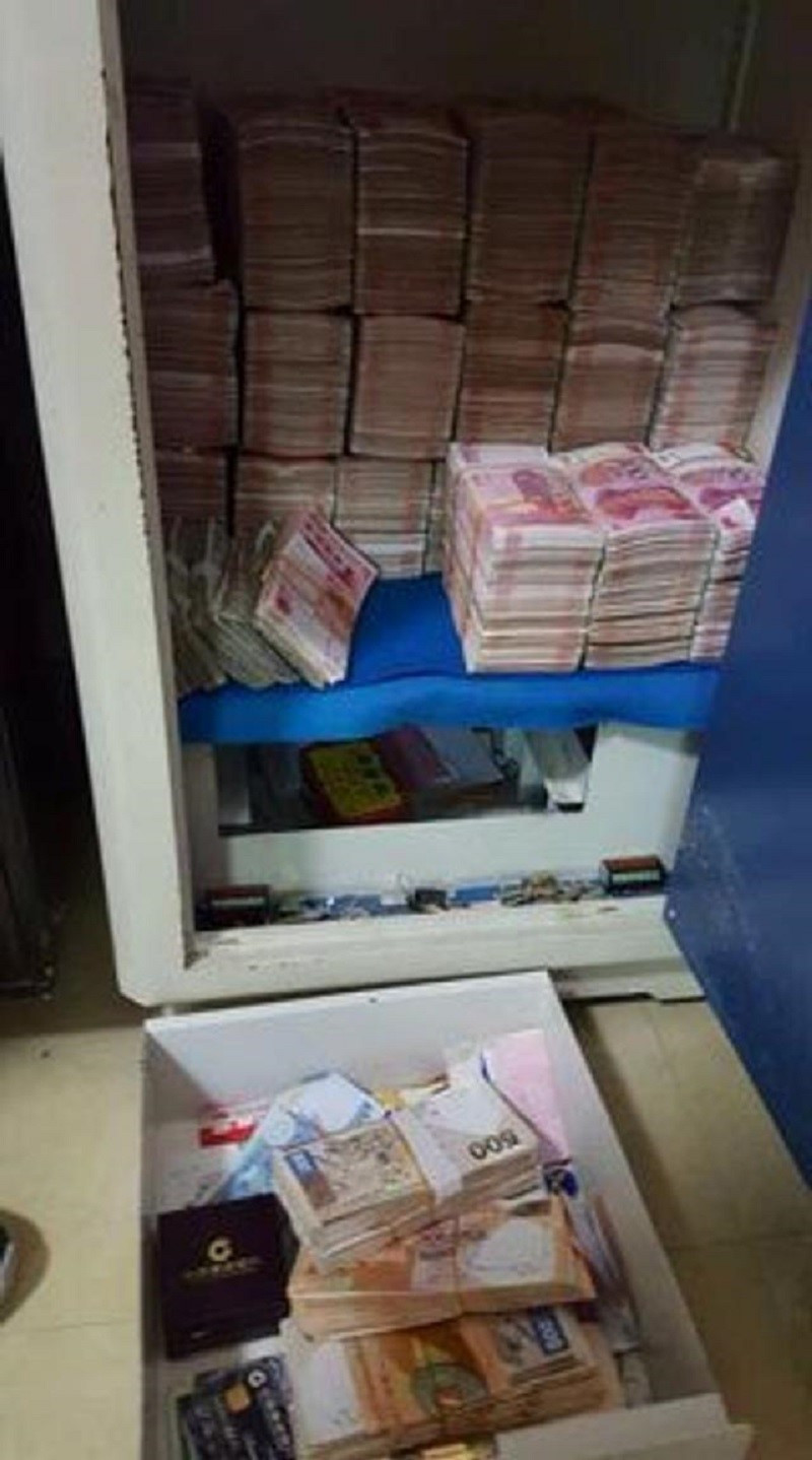Khám xét nơi ở của cựu Giám đốc bệnh viện lớn, tịch thu 4,2 tỷ tiền mặt cùng 10 sổ tiết kiệm - ảnh 1