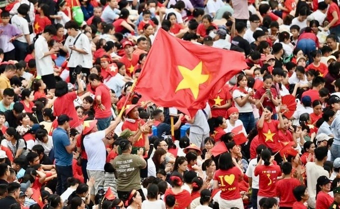Mỗi người dân được tặng 100.000 đồng ăn Tết độc lập. tetdoclap.jpg