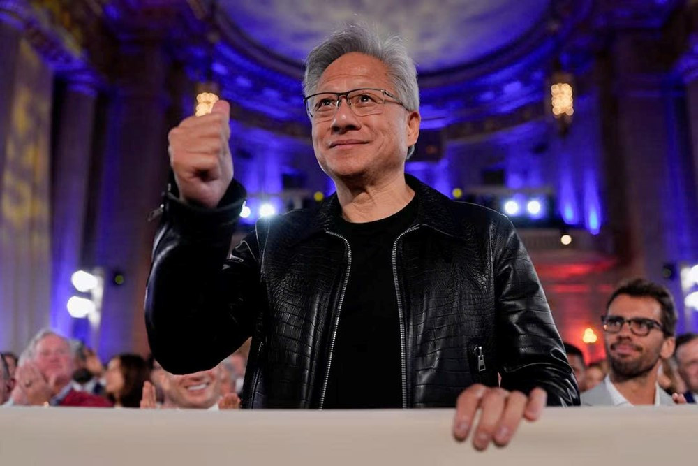 CEO Nvidia Jensen Huang: Cuộc đua AI mới chỉ khởi động, mọi sản phẩm chủ lực đều đang cháy hàng - ảnh 1