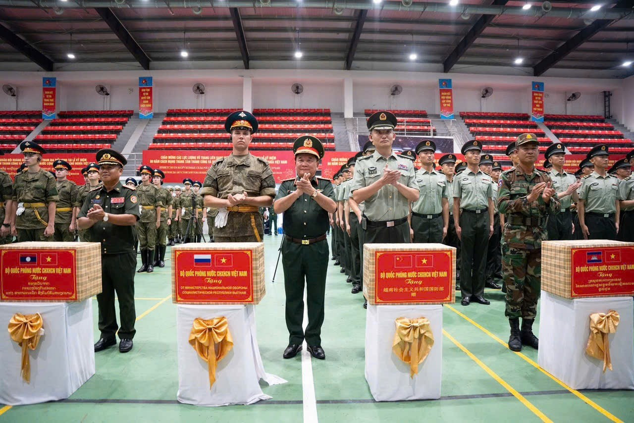 Thượng tướng Hoàng Xuân Chiến tặng quà bốn khối quân nhân nước ngoài. Ảnh: Công Hướng 8d163e93-0c79-4500-9786-0f719efc60ba.jpg