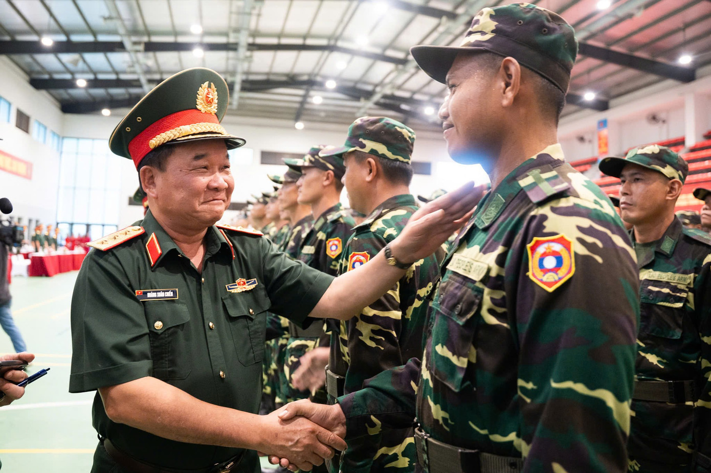 Thượng tướng Hoàng Xuân Chiến – Thứ trưởng Bộ Quốc phòng, thăm hỏi và động viên các quân nhân Lào. Ảnh: Công Hướng tt.jpg