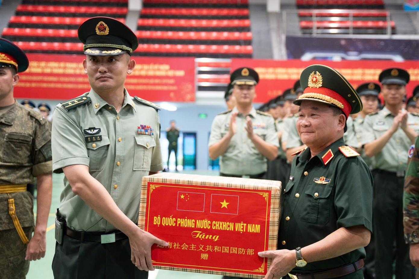 Thượng tướng Hoàng Xuân Chiến tặng quà khối quân nhân Trung Quốc. Ảnh: Công Hướng img-9857.jpg