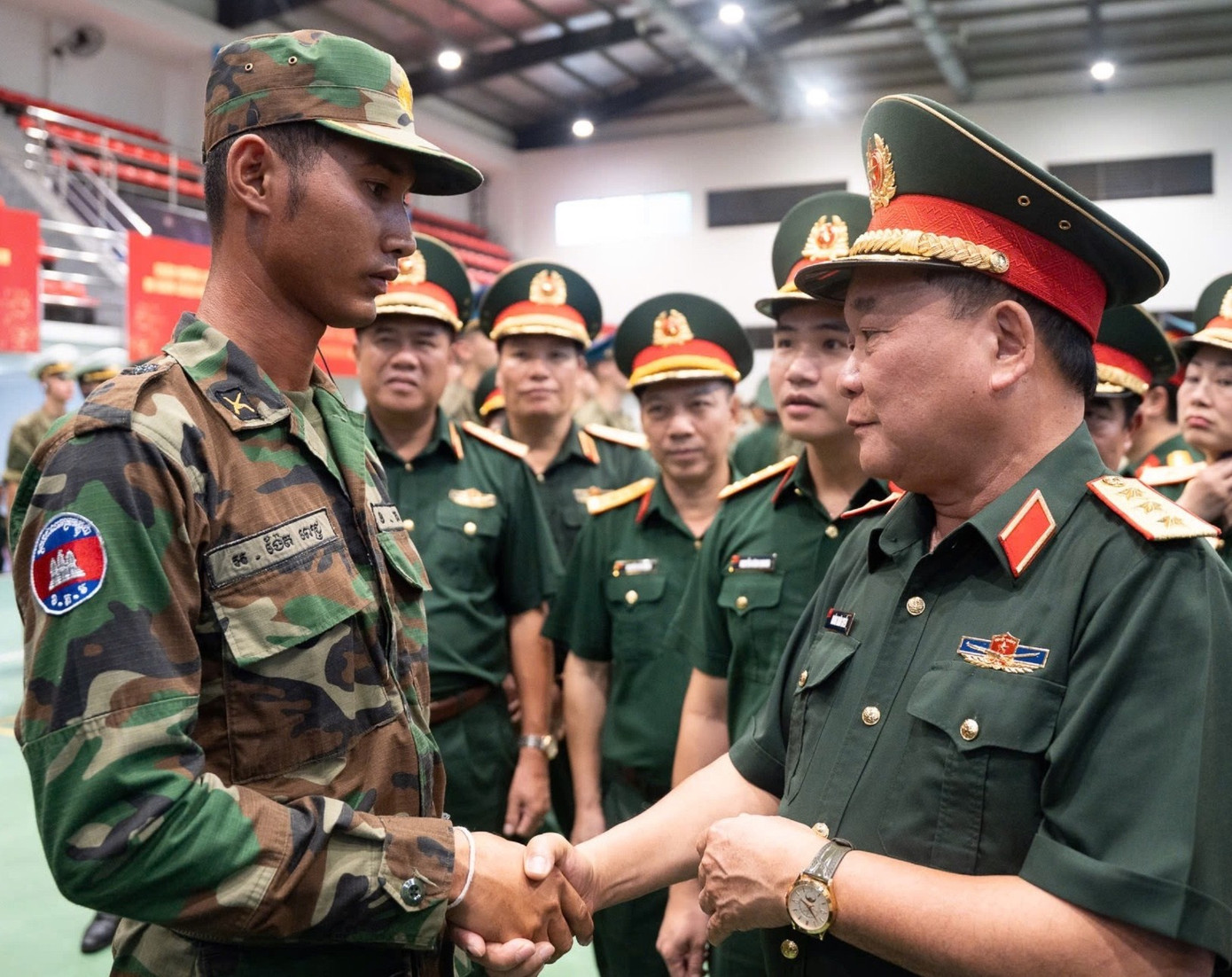 Thượng tướng Hoàng Xuân Chiến thăm hỏi các quân nhân Campuchia. Ảnh: Công Hướng img-9865-2716.jpg