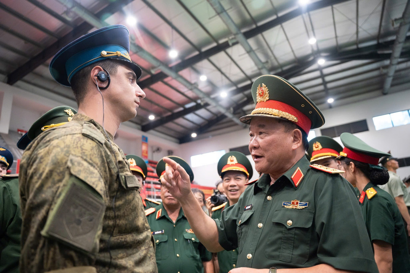 Thượng tướng Hoàng Xuân Chiến trò chuyện với quân nhân Nga. Ảnh: Công Hướng img-9867.jpg