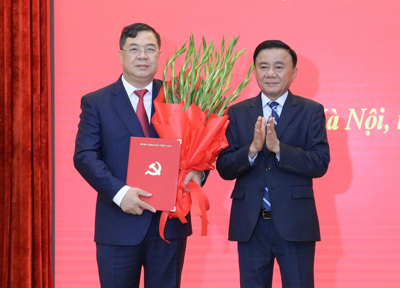 Thường trực Ban Bí thư Trần Cẩm Tú trao quyết định và tặng hoa chúc mừng ông Phạm Gia Túc. Ảnh: Cổng thông tin Đảng Cộng sản. tienphong-298mrtuc.jpg