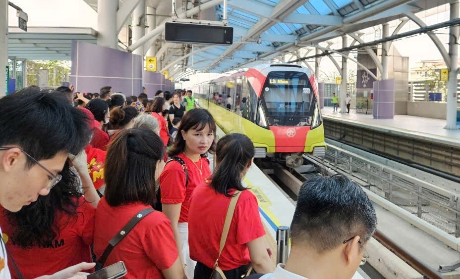 Đường sắt đô thị Hà Nội sẽ chạy xuyên đêm phục vụ hành khách dịp Kỷ niệm 80 năm Quốc khánh. Ảnh: PV. 4.jpg