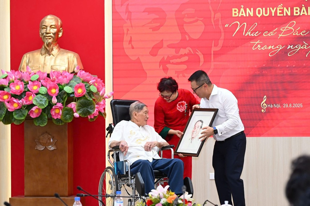 Nhạc sĩ Phạm Tuyên trao tặng bản quyền bài 'Như có Bác trong ngày đại thắng' - ảnh 2