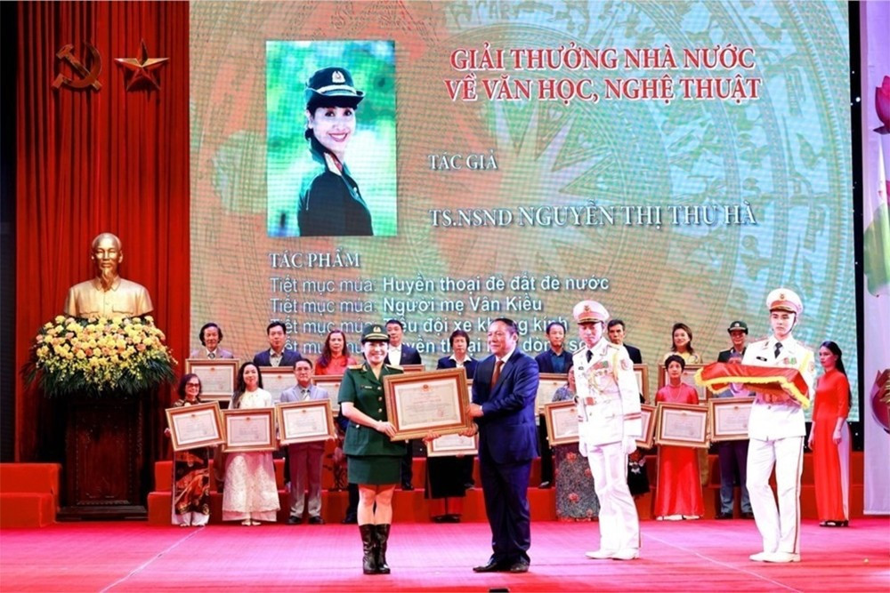 'Bóng hồng' đứng sau khối nghi trượng A80: Là Đại tá, NSND, từng góp mặt trong 2 sự kiện trọng đại của dân tộc, tuổi 50 nhận giải thưởng Nhà nước cao quý - ảnh 4