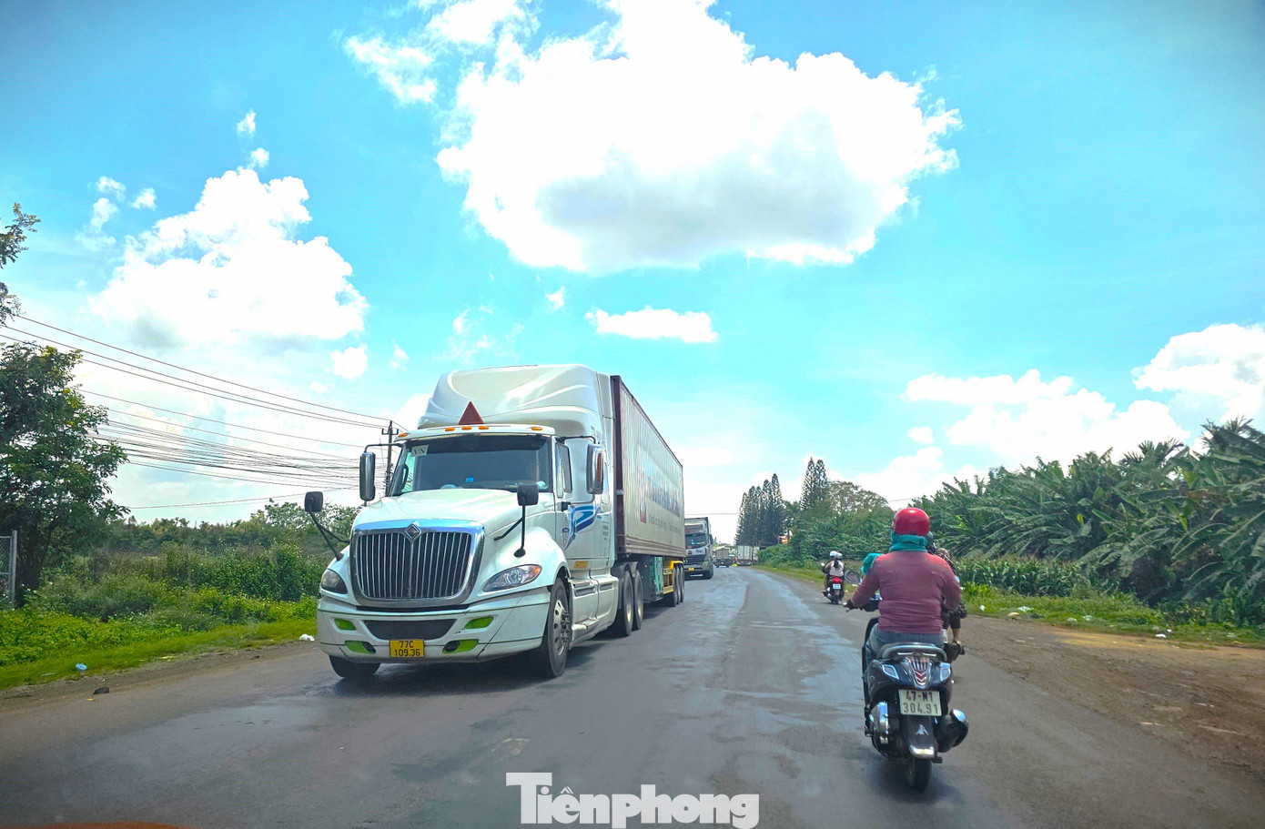 Hình ảnh những chiếc xe container nối đuôi nhau trên Quốc lộ 26 tạo nên một khung cảnh đông đúc và nhộn nhịp. tp-7.jpg