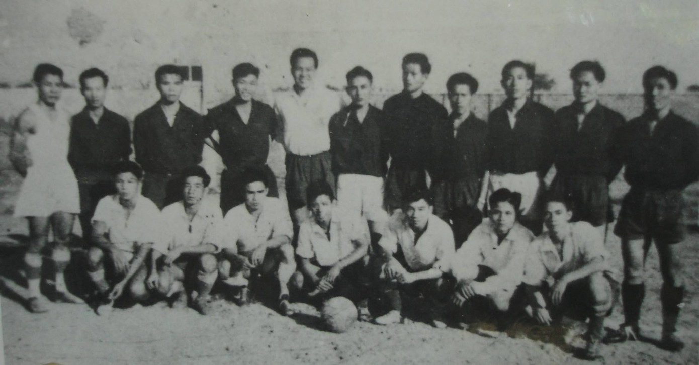 Tuyển bóng đá Liên quân Hải Phòng năm 1946, ảnh của nhà văn Đặng Vương Hưng được cố danh thủ Nguyễn Lan cung cấp 22-1.jpg