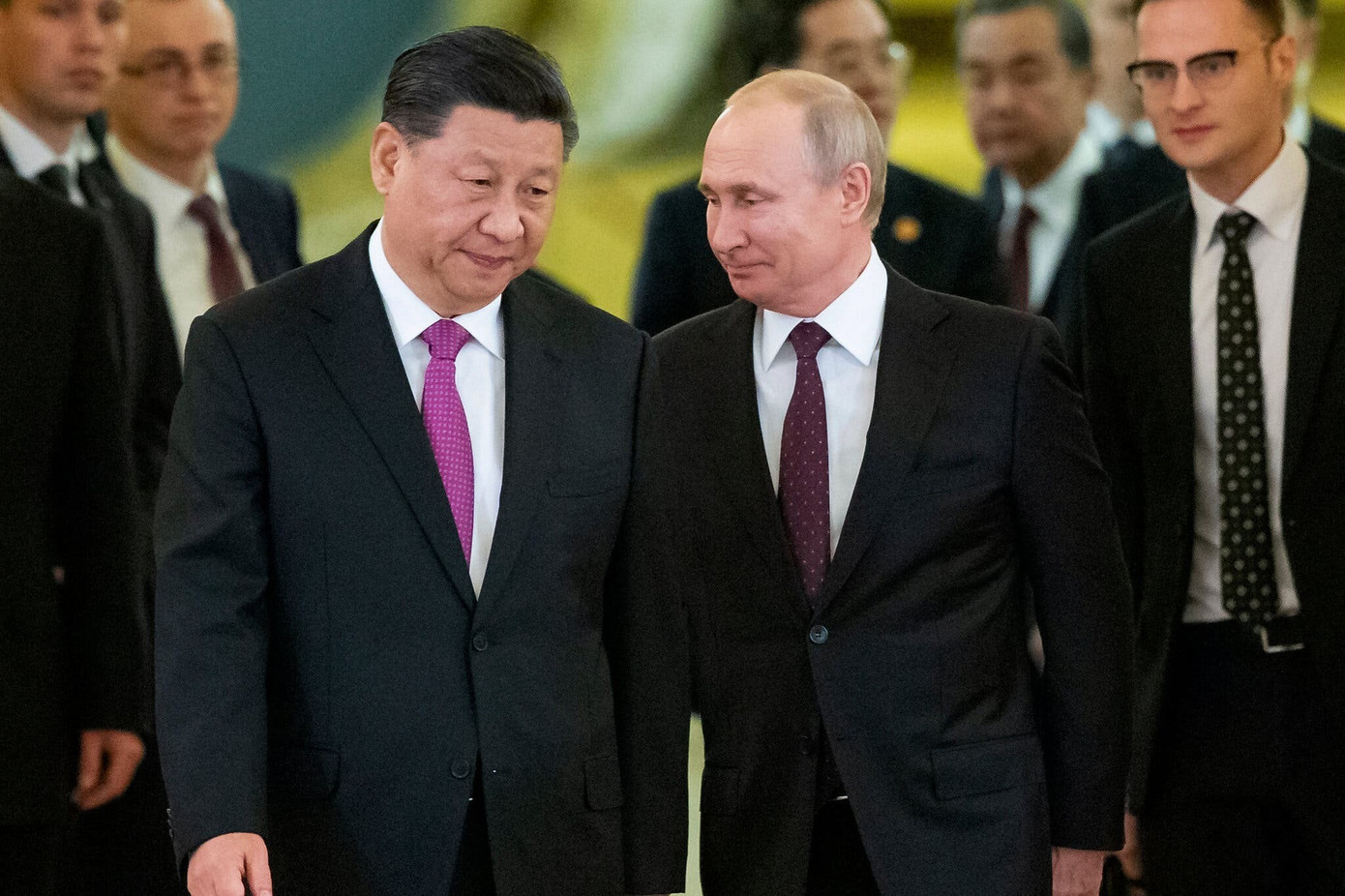 Tổng thống Nga Vladimir Putin và Chủ tịch Trung Quốc Tập Cận Bình. (Ảnh: AP) 20ukraine-briefing-xi-putin-sche.jpg