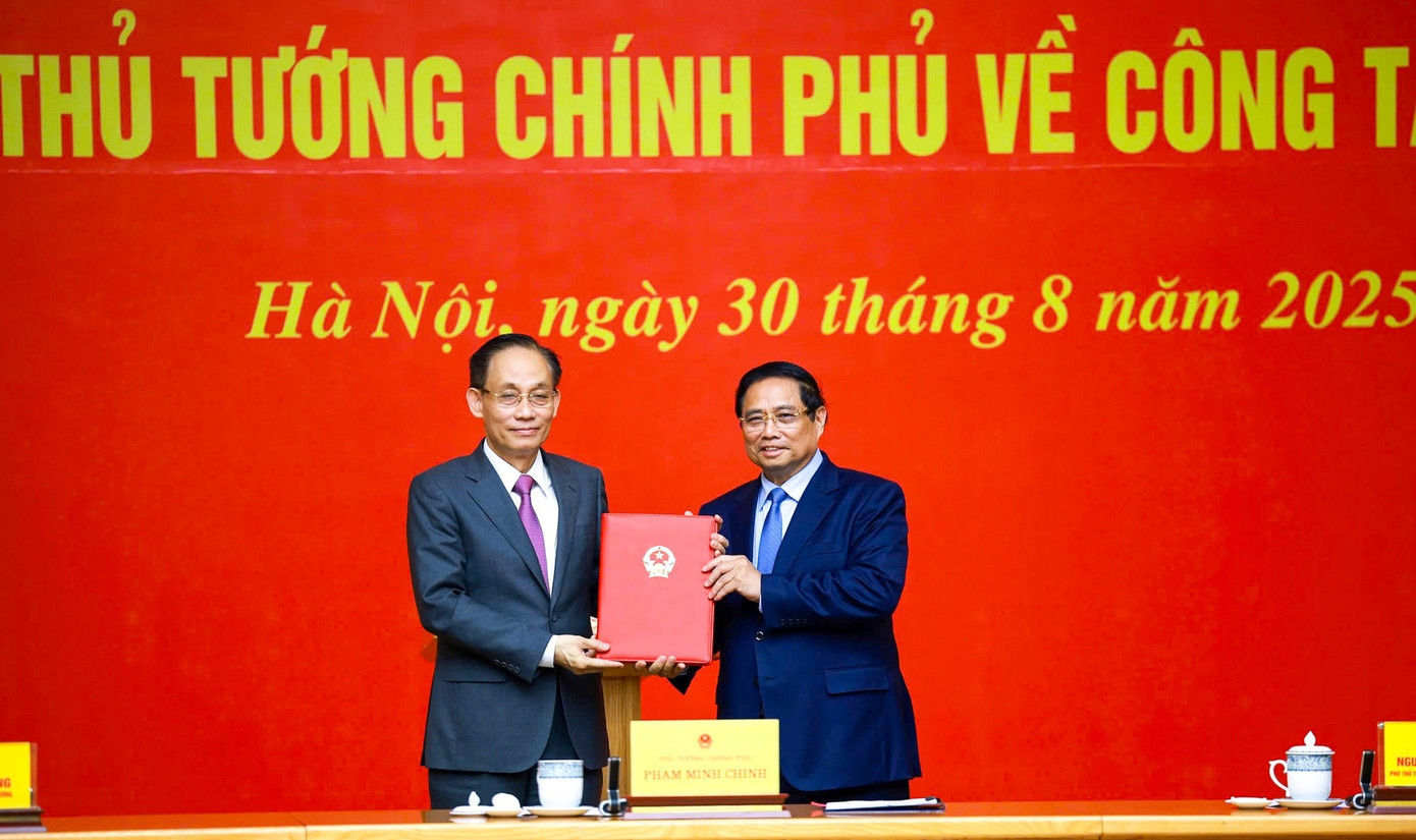 Thủ tướng Phạm Minh Chính trao quyết định cho ông Lê Hoài Trung. Ảnh VGP 308ttg11.jpg