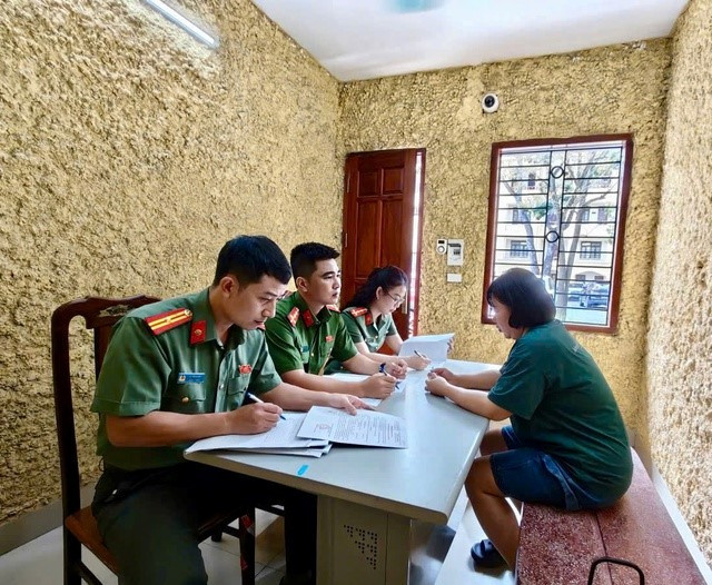 Bắt người phụ nữ rao bán ‘giấy mời xem diễu binh, diễu hành A80’ - ảnh 2