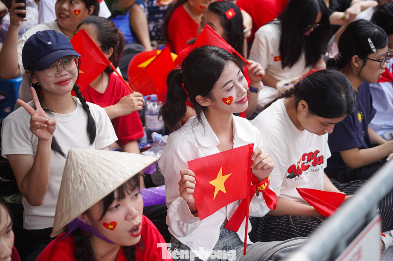 Người dân có thể nhận quà qua hai hình thức chuyển khoản hoặc tiền mặt, nhận tại điểm chi trả do UBND xã tổ chức. tp-tongduyet-71.jpg