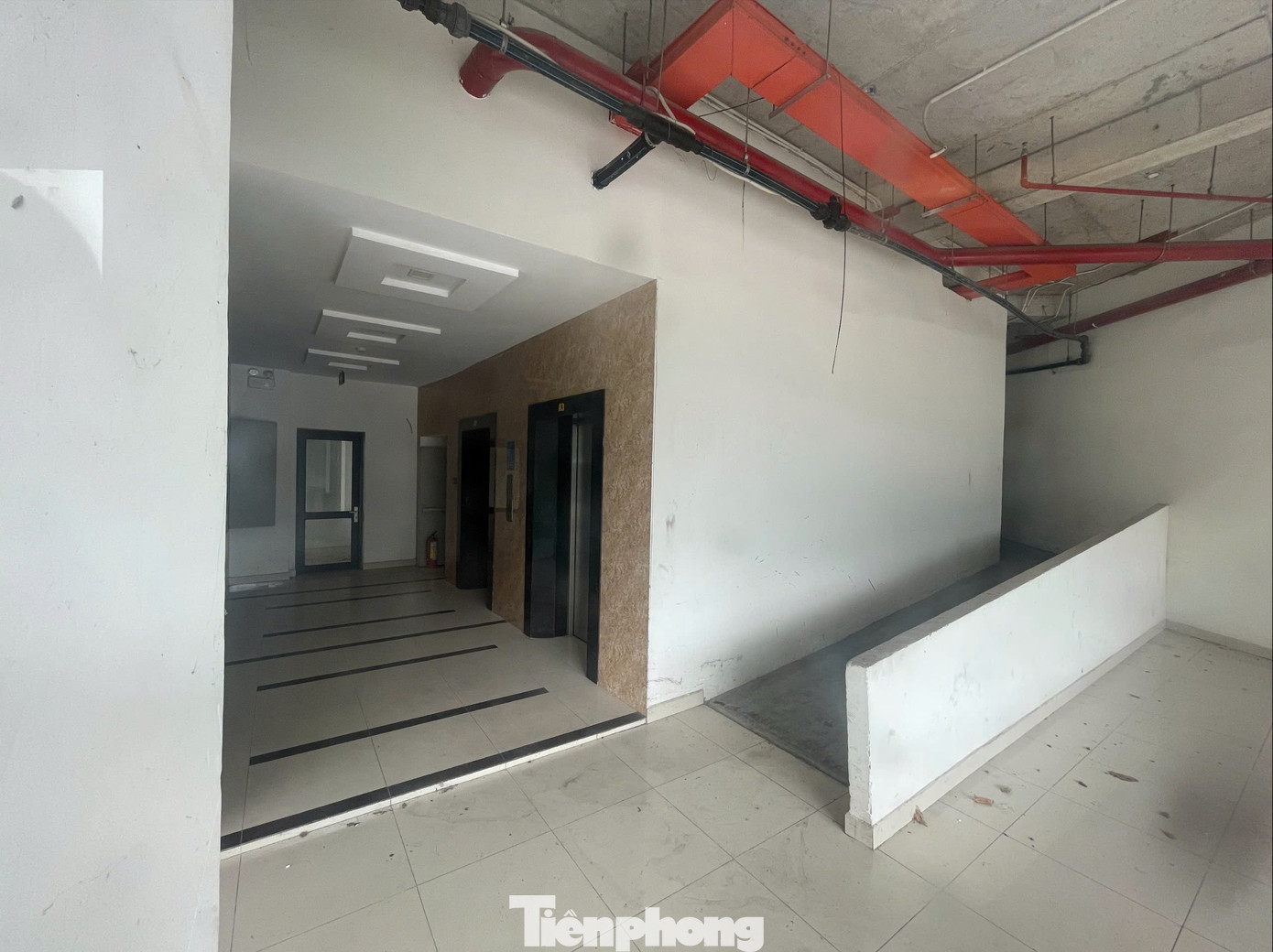 Khu vực thang máy chung cư đã lâu không có ai sử dụng. tp-10.jpg