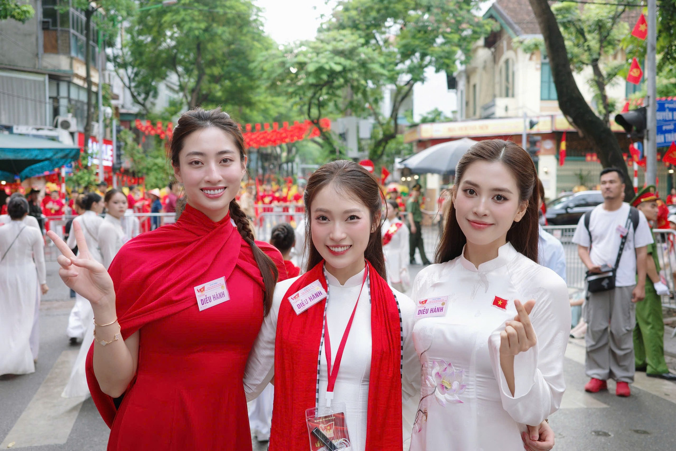 Khoảnh khắc MC Khánh Vy (giữa) đọ sắc cùng Miss World Vietnam 2019 Lương Thùy Linh và Hoa hậu Việt Nam 2018 Tiểu Vy. z6960676155288-7972614a12e58c2301621e671d5b692d.jpg