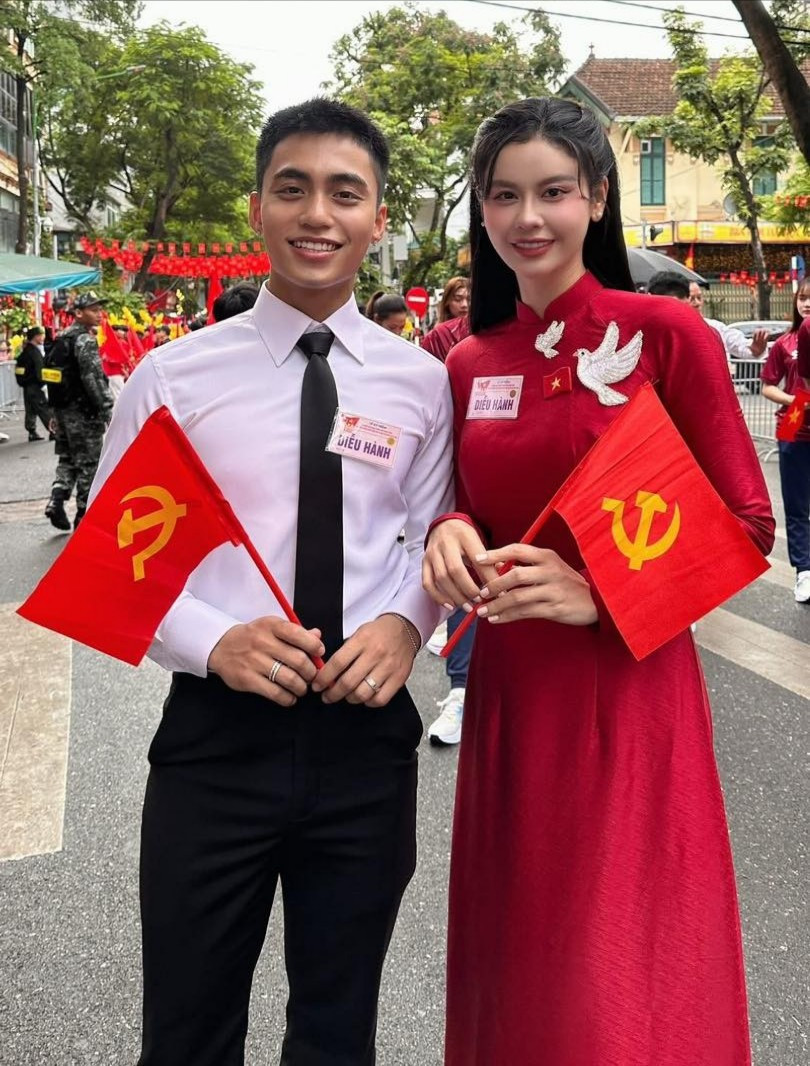 Ca sĩ MONO và Trương Quỳnh Anh mặc lịch sự, trang trọng khi tham gia tổng duyệt. 540468063-766511102661874-3897331295269053454-n-9174.jpg