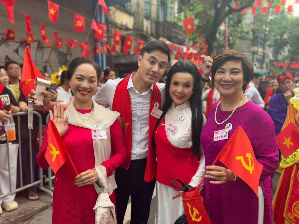 NSND Lê Khanh mặc áo dài đỏ, cùng các nghệ sĩ chụp ảnh, giao lưu cùng người dân. 540853217-766511089328542-6882049608056549946-n.jpg