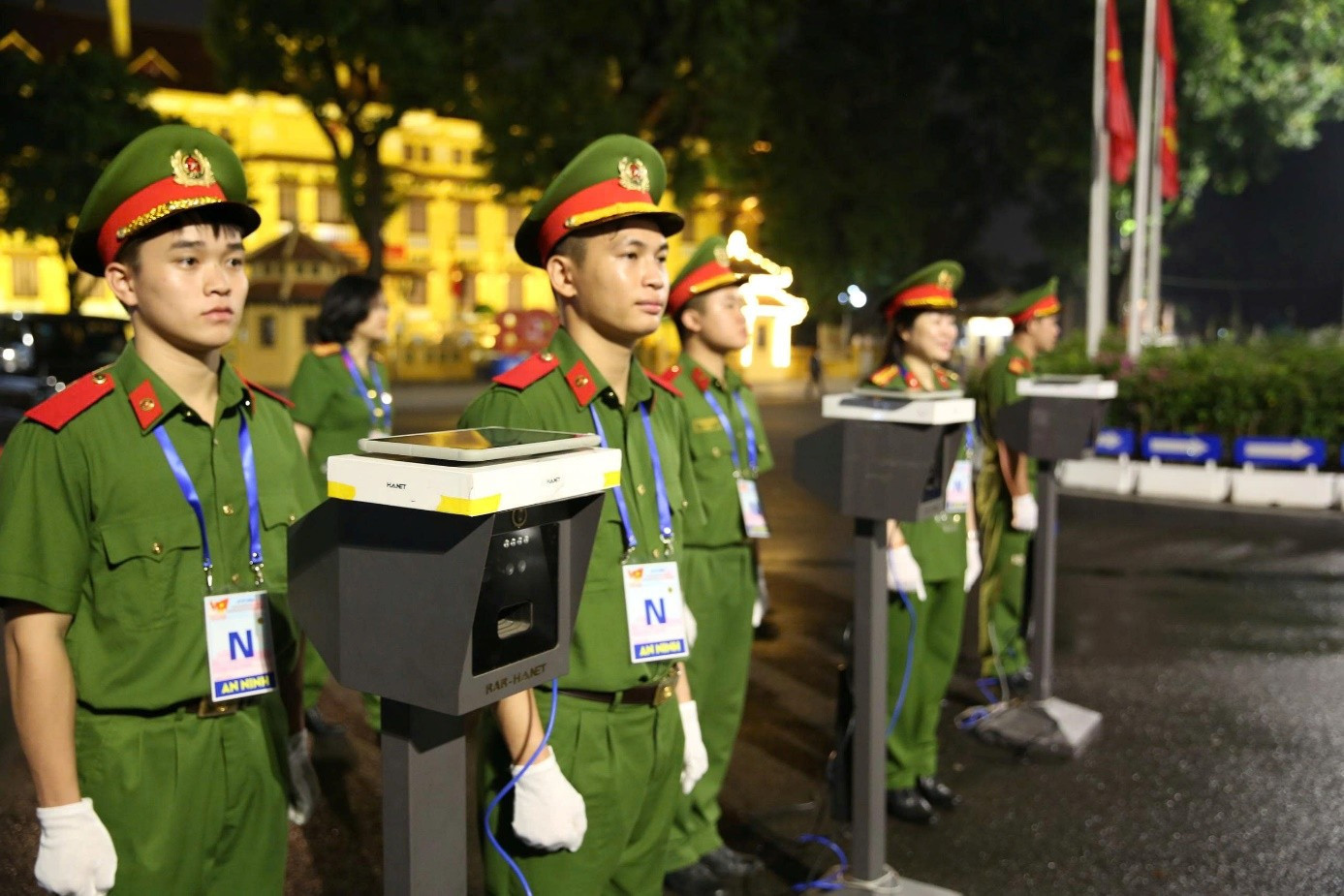 Cán bộ chiến sĩ phục vụ công tác kiểm soát an ninh tại 6 điểm ra vào khu vực Quảng trường Ba Đình. Ảnh: CAND. image001-5015.jpg
