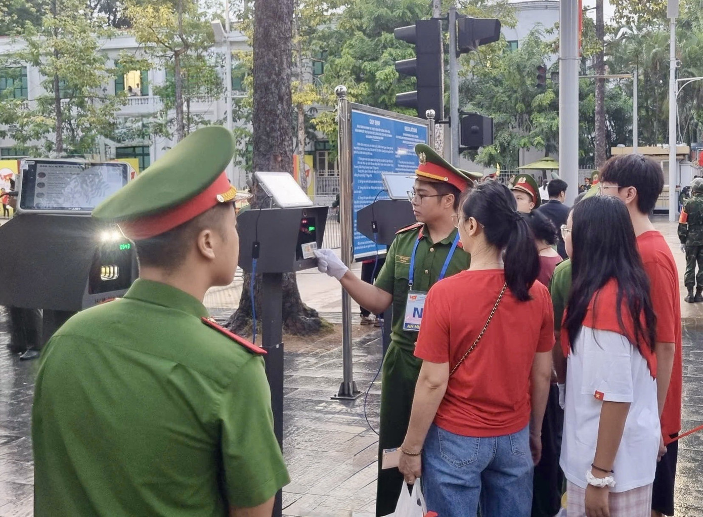 Công tác check-in cho đại biểu khách mời được hoàn thành trước 7h sáng. Ảnh: HANET. image004.jpg