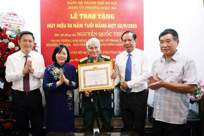 Trung tướng, Anh hùng LLVT nhân dân Nguyễn Quốc Thước nhận Huy hiệu cao quý của Đảng - ảnh 1