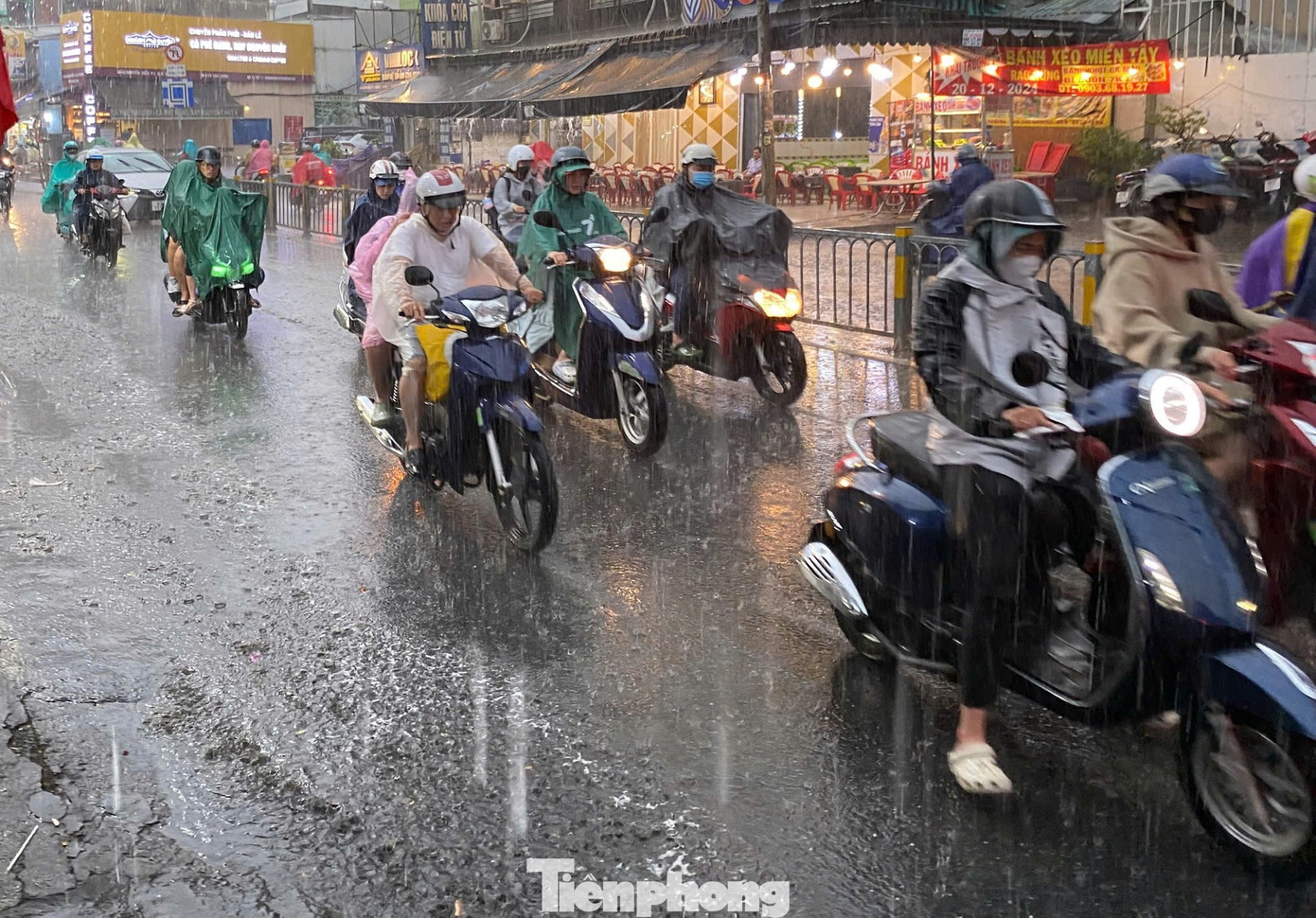 Từ nay đến ngày 2/9, TPHCM tiếp tục có mưa vừa, mưa to, cục bộ có nơi mưa rất to, tổng lượng mưa cả đợt phổ biến 100–150 mm, có nơi vượt 150 mm. Ảnh minh họa: Hữu Huy 12345.jpg