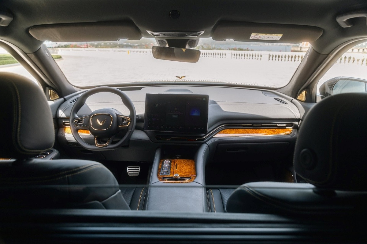 Không chỉ chống đạn, Lạc Hồng 900 LX còn mang cả báu vật ngàn năm vào nội thất