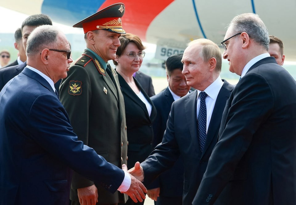 Tổng thống Nga Vladimir Putin đến Thiên Tân. (Ảnh: Reuters) bipvilbeqfi7bab7eirjhtk3je.jpg