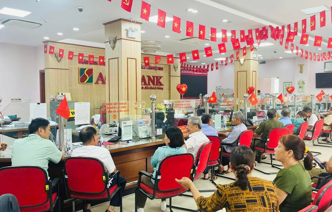 Agribank làm việc xuyên lễ để phục vụ việc tặng quà người dân. nh.jpg