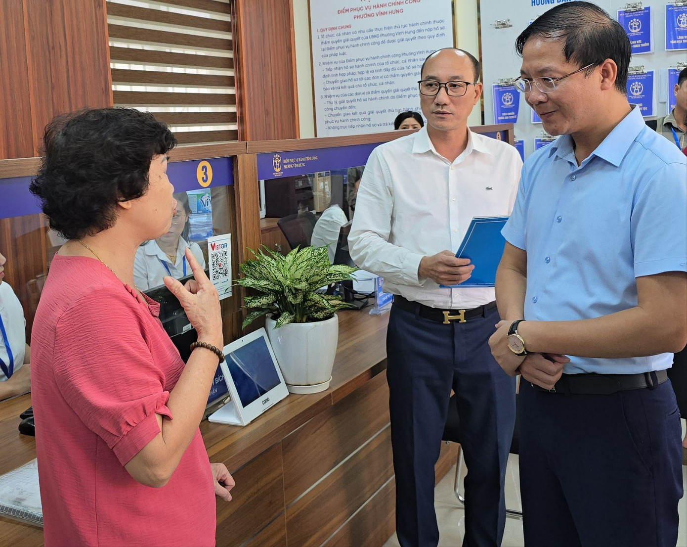 Lãnh đạo phường Vĩnh Hưng trao đổi với công dân 1000023258-7103.jpg