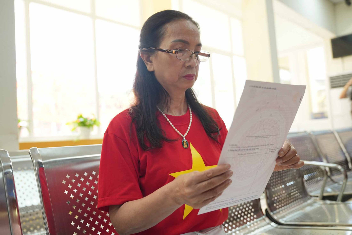 Bà Chử Thị Tân cầm sổ đỏ cho thửa đất sau 23 năm vh-hn2.jpg