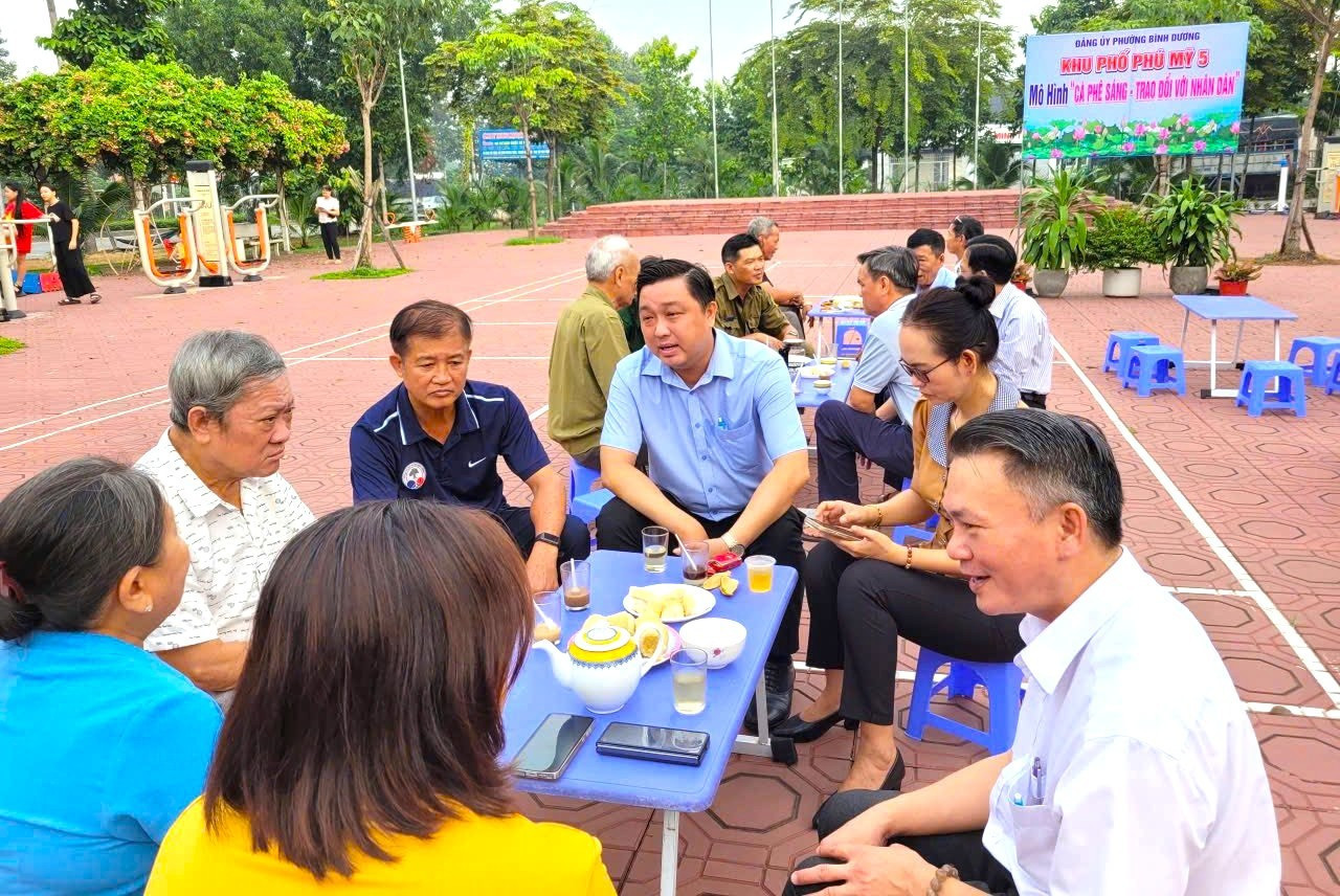 Người dân phường Bình Dương cà phê sáng, chia sẻ những thuận lợi, khó khăn sau khi trở thành công dân TPHCM mới bd.jpg