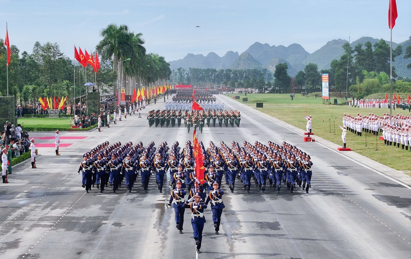 Các khối Quân đội nhân dân Việt Nam thao luyện diễu binh A80 tại Trung tâm Huấn luyện quân sự quốc gia 4. a80-2.jpg