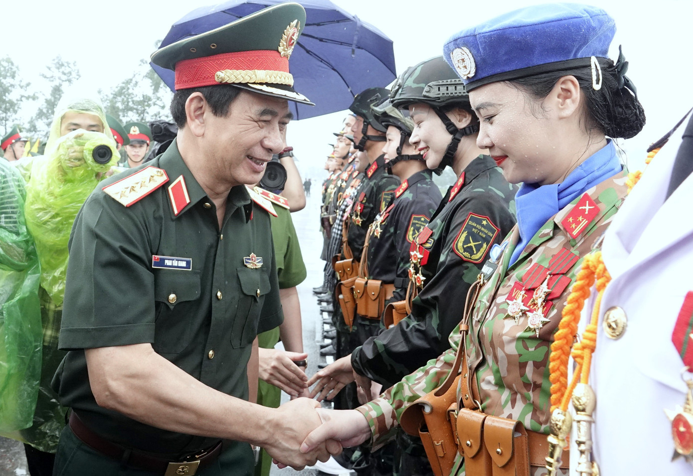 Đại tướng Phan Văn Giang - Ủy viên Bộ Chính trị, Phó Bí thư Quân ủy Trung ương, Bộ trưởng Quốc phòng, động viên các khối diễu binh, diễu hành trong nhiệm vụ A80. a80.jpg