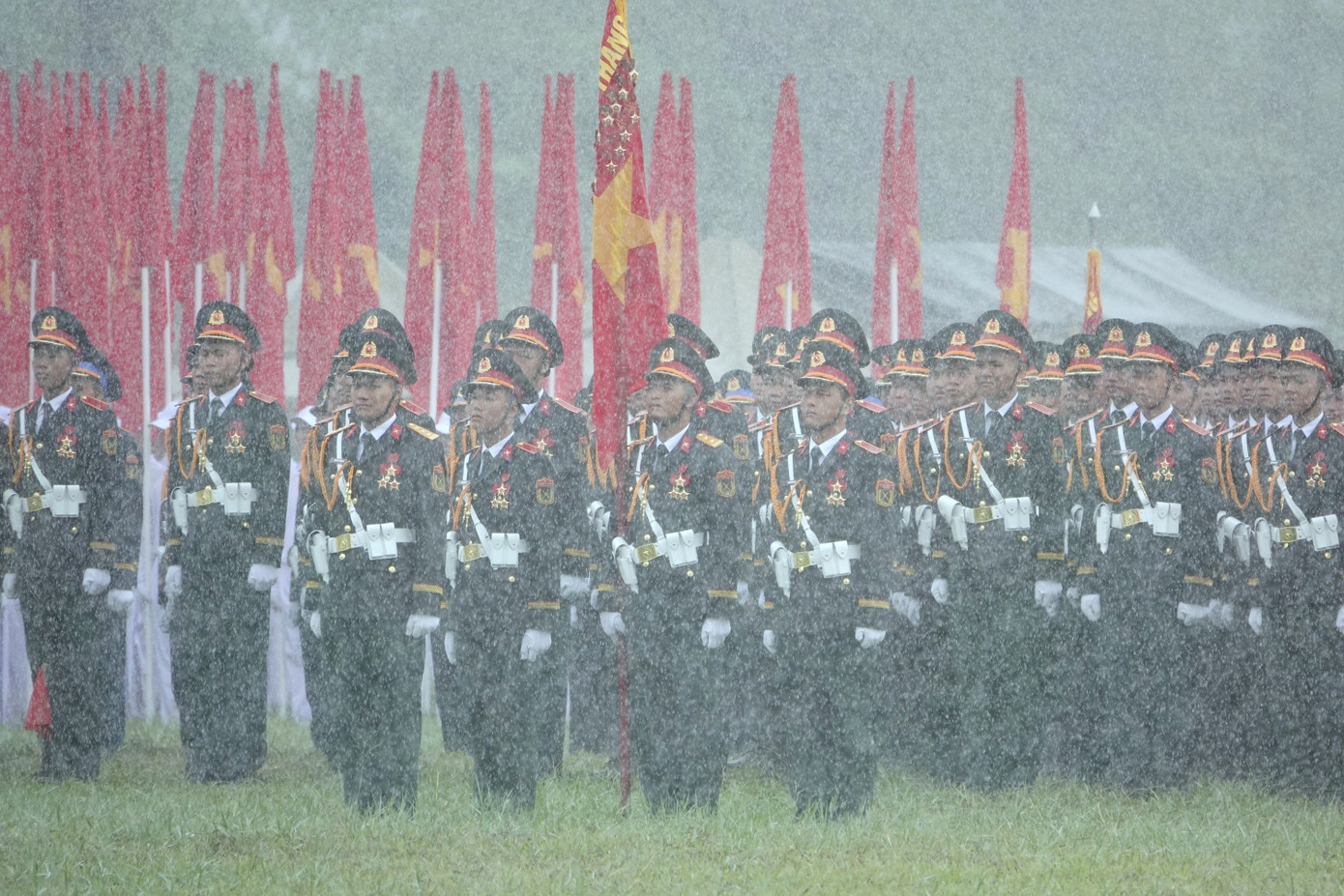 Chiến sĩ khối đứng luyện tập nhiệm vụ A80 dưới trời mưa tầm tã. a80-1.jpg