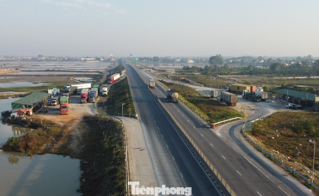 Trạm dừng nghỉ tạm ở hai bên cao tốc Bắc Nam, đoạn từ Ninh Bình về đến Hà Tĩnh hồi trung tuần tháng 3. 1-5624-2219.jpg