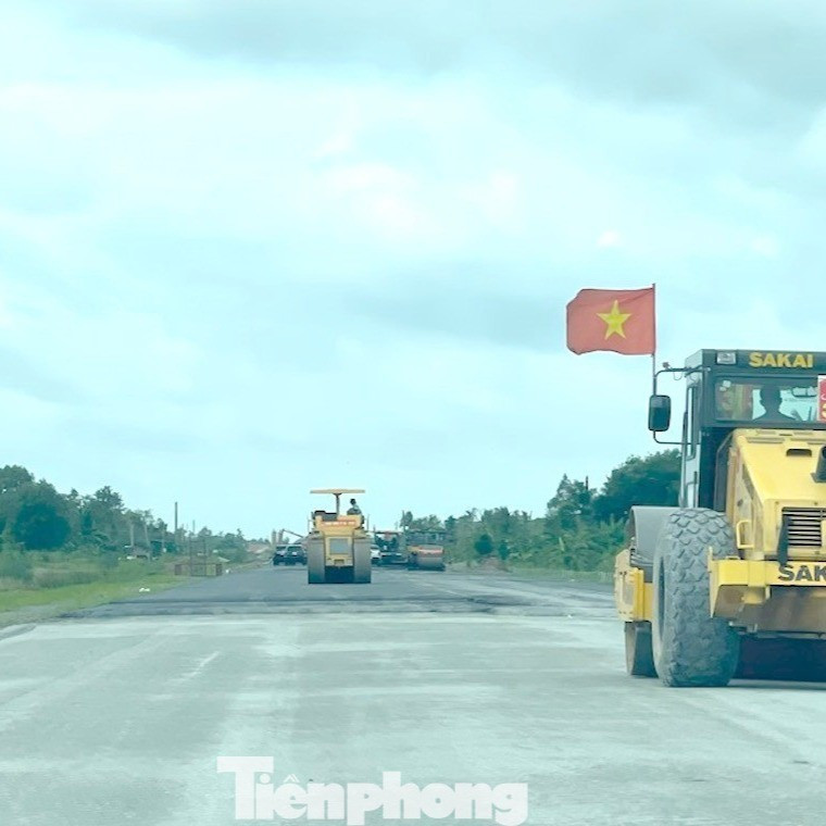 Toàn công trường cao tốc Cần Thơ - Cà Mau duy trì nhịp độ thi công xuyên lễ Quốc khánh 2/9, đảm bảo 3 ca, 4 kíp để kịp đưa dự án hoàn thành đúng mục tiêu vào ngày 19/12. 1756463748733.jpg