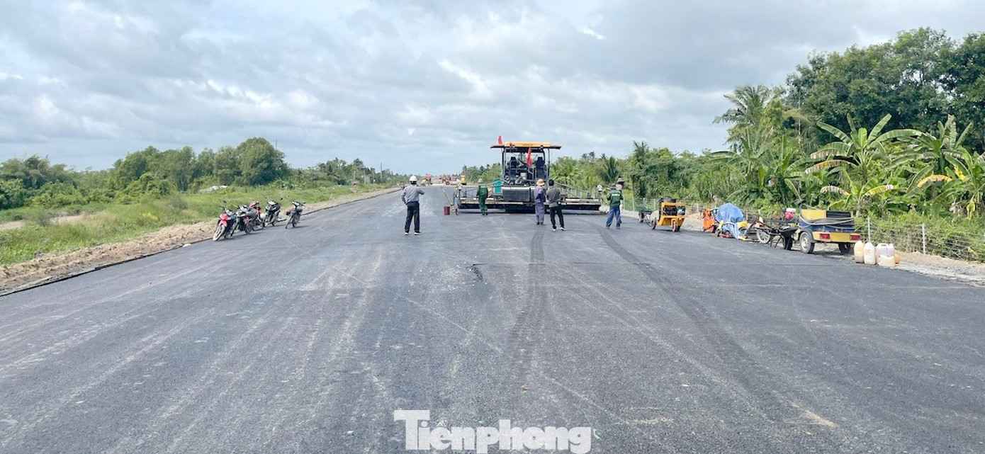 Theo ông Minh, công trường duy trì 50 mũi thi công (20 mũi thi công cầu, 28 mũi thi công tuyến chính, 2 mũi thi công tuyến nối), với tổng số 900 nhân sự, hơn 320 máy móc thiết bị các loại. tp-cao-toc-can-tho-hau-giang-8.jpg