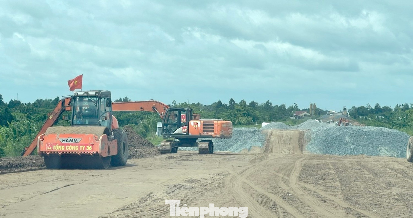 Theo ông Trần Văn Thi - Giám đốc Ban quản lý dự án Mỹ Thuận, chủ đầu tư yêu cầu các nhà thầu phải đảm bảo chế độ cho kỹ sư, công nhân thi công những ngày nghỉ lễ, đúng các quy định của pháp luật lao động, để họ yên tâm làm việc, duy trì tiến độ công trình, tranh thủ thi công lúc thời tiết thuận lợi. “Dù áp lực tiến độ rất lớn để kịp hoàn thành đoạn cao tốc Cần Thơ – Hậu Giang vào tháng 12 tới, góp phần đạt mục tiêu có 3.000km đường bộ cao tốc vào cuối năm nay, nhưng công tác chất lượng, an toàn lao động phải đảm bảo tuân thủ tuyệt đối, không vì tiến độ ảnh hưởng đến chất lượng, mỹ quan”, ông Thi nói. tp-cao-toc-can-tho-hau-giang-14.jpg